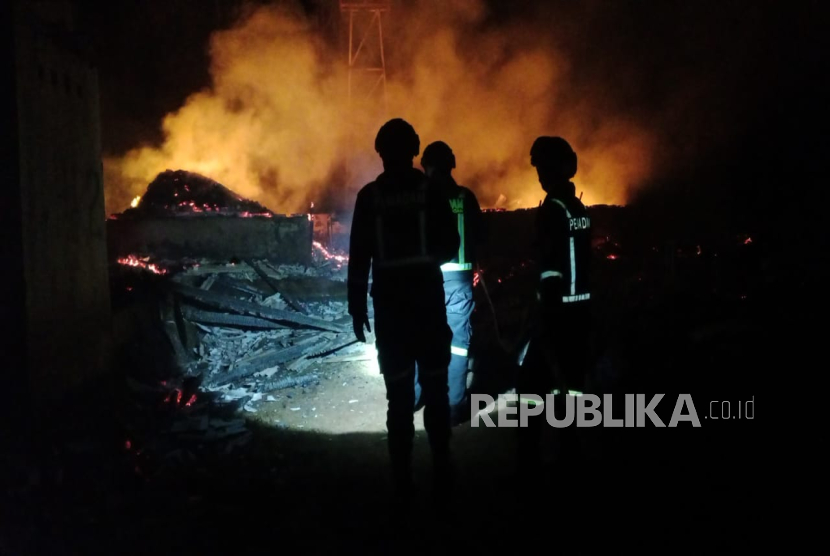 Kebakaran hebat melanda peternakan ayam pullet di Desa Pamulihan, Kecamatan Cipicung, Kabupaten Kuningan, Senin (6/10/2025) malam. Akibat kebakaran itu, sebanyak 5.000 ekor ayam hangus terpanggang.  