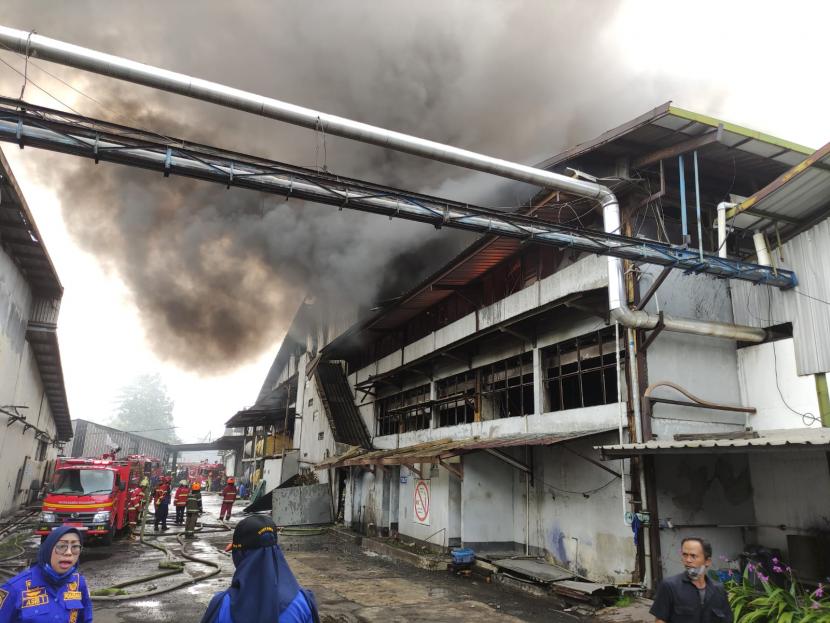 Kebakaran hebat melanda sebagian pabrik tekstil PT Gajah Angkasa Perkasa di Jalan Sudirman, Kelurahan Cijerah, Kota Bandung, Senin (4/10).