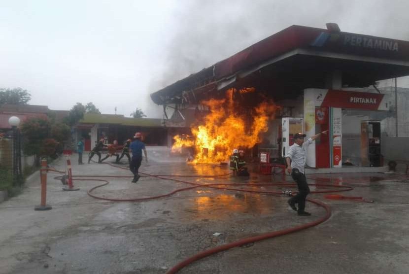 Kebakaran hebat melanda SPBU Pertamina di Sawahan, Kota Padang pada Jumat (21/9) sekitar pukul 14.50 WIB. 