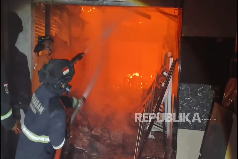 Kebakaran Hebat Landa Toko Bangunan, Kerugian Miliaran Rupiah
