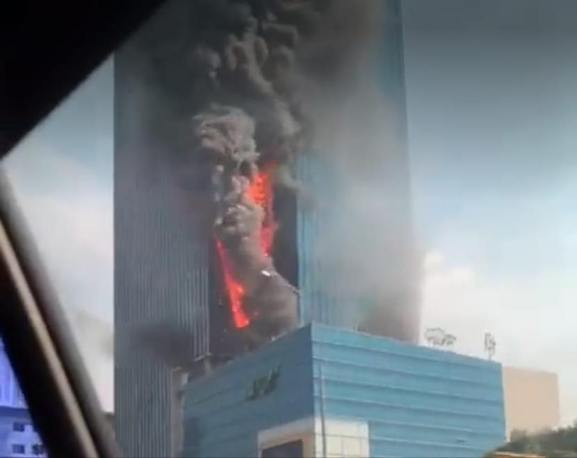 Kebakaran hebat terjadi di K-Link Tower, Jalan Gatot Soebroto, Kecamatan Setiabudi, Jakarta Selatan, Sabtu (17/7/2023).