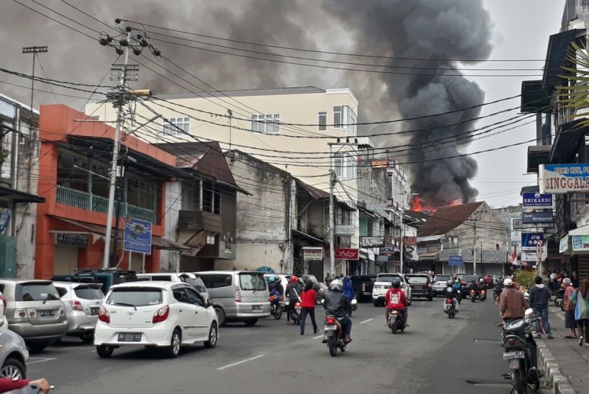 Kebakaran hebat terjadi di Pasar Ateh (Pasar Atas) Bukittinggi pada Senin (30/10) pagi.