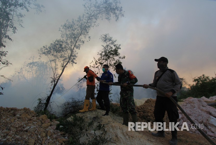 Kebakaran hutan dan lahan akibat musim panas semakin meluas terjadi dan sudah mendekati pemukiman warga di kecamatan Dumai Barat kota Dumai, Dumai, Riau, Selasa (12/2/2019).