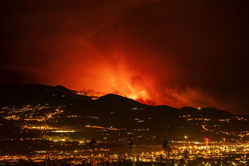 Kebakaran hutan yang berkobar di pulau Tenerife, Spanyol secara mengejutkan berubah lebih parah