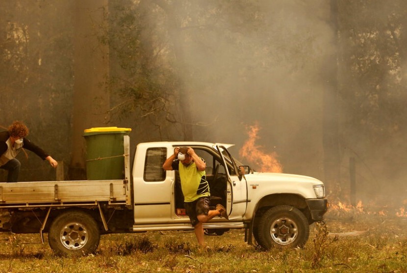 Kebakaran hutan yang meluas di Taree, negara bagian New South Wales, Selasa (12/11).