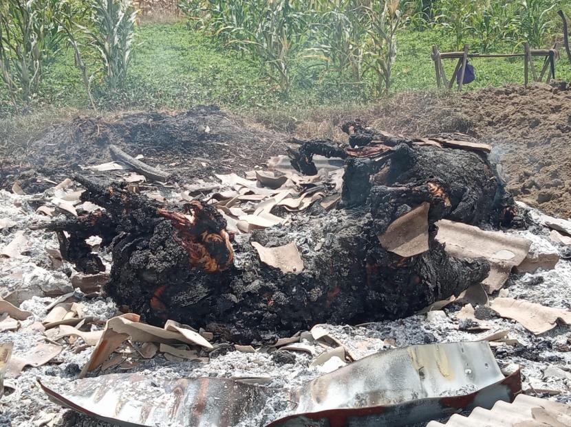 Kebakaran kandang sapi dan kambing terjadi di Dusun 3 RT 04 RW 03, Desa Sukaharja, Kecamatan Cibingbin, Kabupaten Kuningan, Kamis (1/9/2022). Peristiwa itu menyebabkan sapi dan kambing di dalam kandang hangus terbakar. 