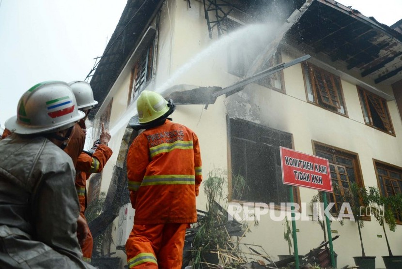 Kebakaran kantor Kejaksaan Tinggi (Kejati) Jawa Barat, di Jl RE Martadinata, Kota Bandung, Ahad (5/6). (Republika/Edi Yusuf)