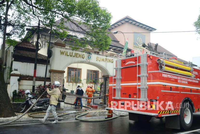 Kebakaran kantor Kejaksaan Tinggi (Kejati) Jawa Barat, di Jl RE Martadinata, Kota Bandung, Ahad (5/6). (Republika/Edi Yusuf)