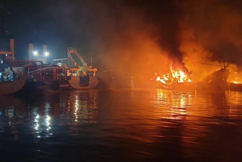 Kebakaran Kapal. Kapal riset Baruna Jaya I milik Badan Pengkajian dan Penerapan Teknologi (BPPT) hampir terbakar di Dermaga Muara Baru pada Sabtu (23/2) malam.