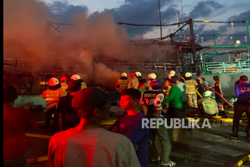 Dua Kapal Terbakar di Muara Baru, Damkar: Api Berasal dari Percikan Di Ruang Mesin