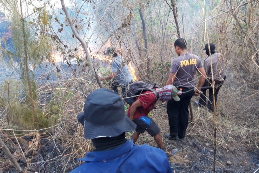 Kebakaran lahan terjadi di Gunung Guntur, Kabupaten Garut, Rabu (21/8). Dok Polsek Tarogong Kaler.