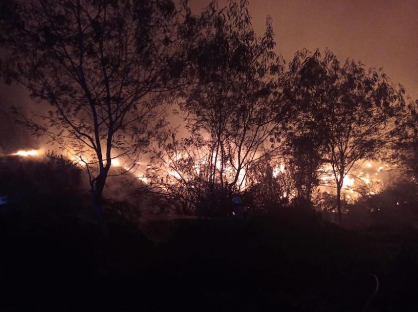 Kebakaran lahan terjadi di kawasan Gunung Batu wilayah Desa Wargaluyu, Kecamatan Arjasari, Kabupaten Bandung, Rabu (30/8/2023) malam. 