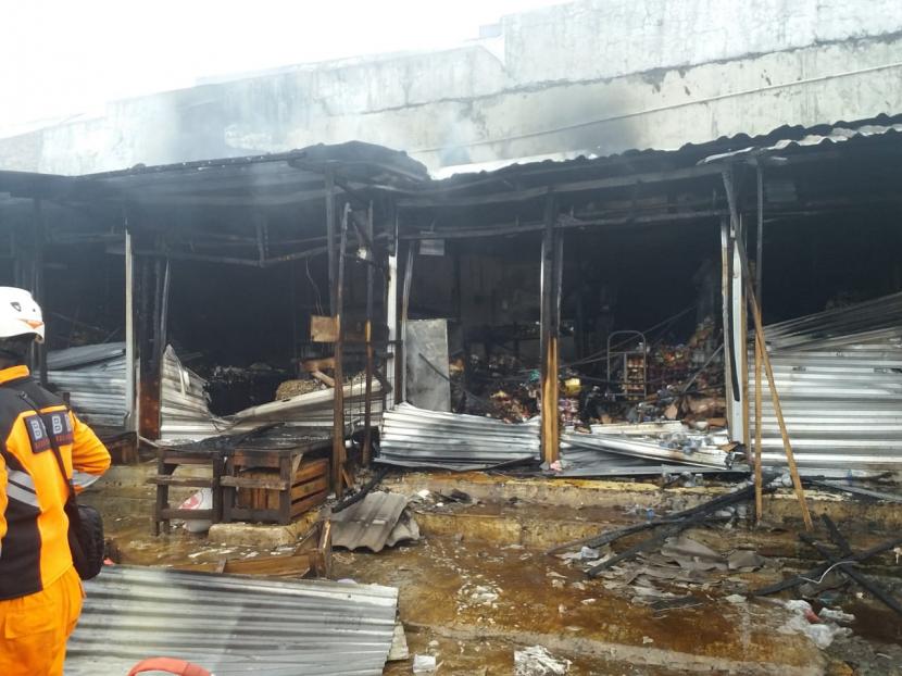 Kebakaran landa sebanyak 7 kios di pasar penampungan Pasar Cibadak, Terminal Cibadak, Kabupaten Sukabumi, Ahad (11/10) sore.