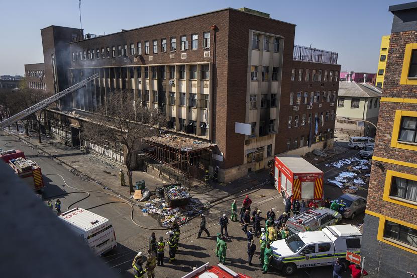 Kebakaran malam hari melanda sebuah gedung apartemen yang sebagian besar ditempati oleh para tunawisma dan penghuni liar di Johannesburg 