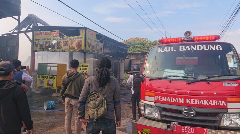 Kebakaran melahap dua unit bangunan warung makan di Jalan Rancakendal, RT 01 RW 04, Desa Jelegong, Kecamatan Rancaekek, Kabupaten Bandung, Rabu (15/3/2023). 
