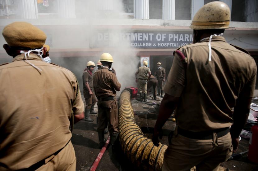  Kebakaran melanda Calcutta Medical Collage Hospital, Kolkata, India, 3 Oktober 2018. Kebakaran menghanguskan unit perawatan intensif (ICU) rumah sakit swasta rujukan Covid-19 di kota Rajkot di negara bagian barat Gujrat, Jumat. 