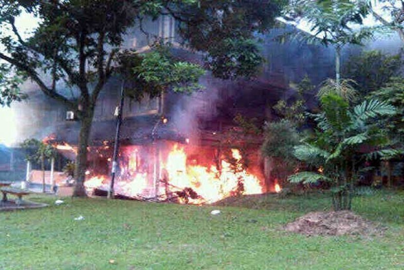 Kebakaran melanda Gedung C FISIP Universitas Indonesia (UI), Depok, Jawa Barat, Selasa (7/1). 