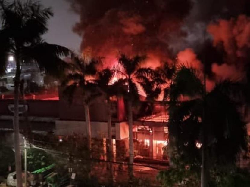 Kebakaran melanda gudang elektronik di Jalan Mangga Dua Abdad, Kelurahan Mangga Dua Selatan, Sawah Besar, Jakarta Pusat, Sabtu (16/10) malam. Sebanyak 15 unit mobil pemadam dikerahkan. 