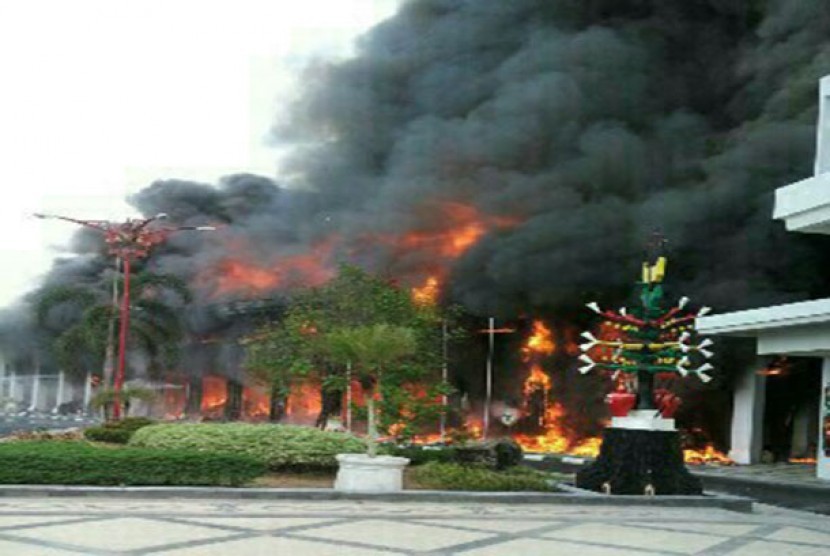 Kebakaran melanda kantor gubernur Kalteng, Ahad (1/11).