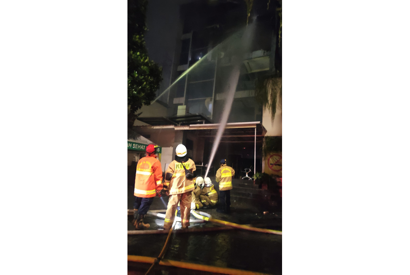 Kebakaran melanda lantai 4 Klinik Layanan Gratis Rumah Sehat BAZNAS di Jalan Kampung Melayu Besar, Kelurahan Bukit Duri, Kecamatan Tebet, Jakarta Selatan, pada Senin (7/2/2022) sekitar pukul 23.40 WIB. Tidak ada korban jiwa dalam peristiwa itu.