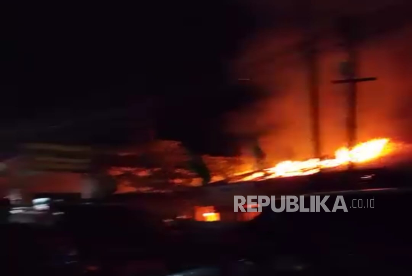 Kebakaran melanda Mapolsek Kandanghaur di Kabupaten Indramayu, Kamis (6/2/2025) malam. 