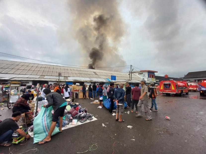 Kebakaran melanda Pasar Ciawi, Kecamatan Ciawi, Kabupaten Tasikmalaya, Ahad (18/12/2022). Para pedagang menyelamatkan barang dagangan mereka. 