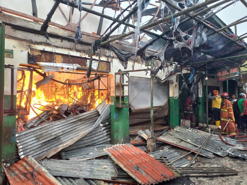 Kebakaran melanda Pasar Ciawi, Kecamatan Ciawi, Kabupaten Tasikmalaya, Ahad (18/12/2022). Para pedagang menyelamatkan barang dagangan mereka. 