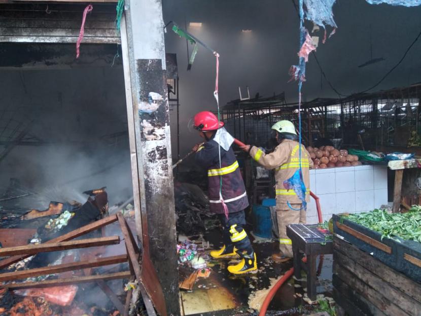 Kebakaran melanda Pasar Sentiong di kawasan Balaraja, Kabupaten Tangerang, Banten, Sabtu (24/9/2022). Badan Penanggulangan Bencana Daerah (BPBD) mencatat ada puluhan ruko di pasar tersebut yang ludes dilalap si jago merah