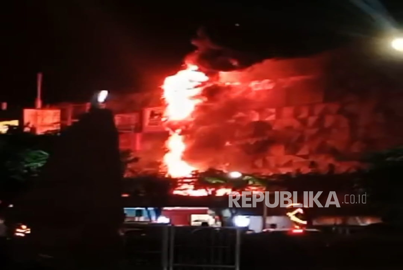 Kebakaran melanda pusat perbelanjaan Grage Mall Cirebon, Rabu (8/1/2025) malam. 