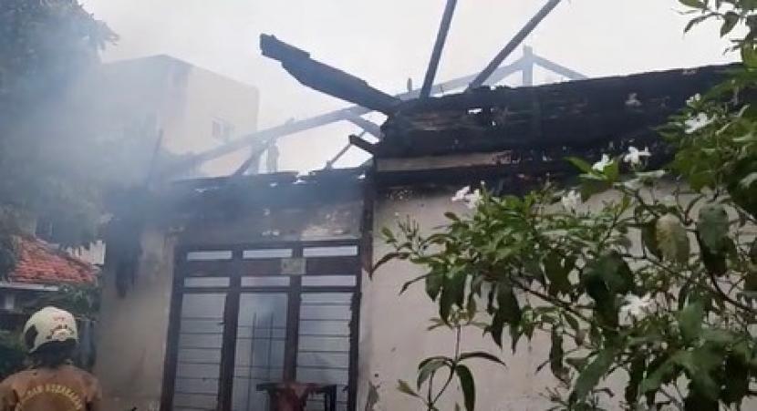 Kebakaran melanda rumah di Jalan Benda III, RT 013, RW 001, Kelurahan Kalideres, Kecamatan Kalideres, Jakarta Barat.