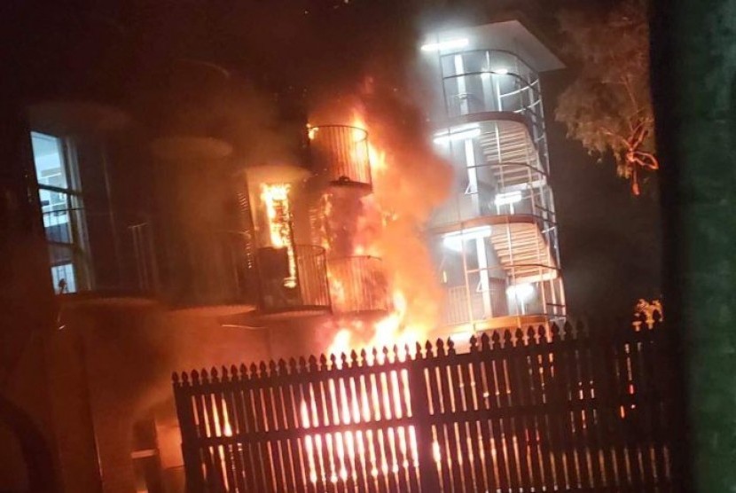 Kebakaran melanda salah satu asrama di kampus James Cook University di Townsville.