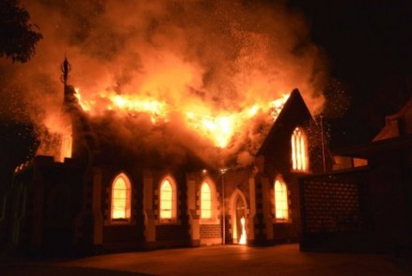 Sebuah masjid dibakar (ilustrasi)