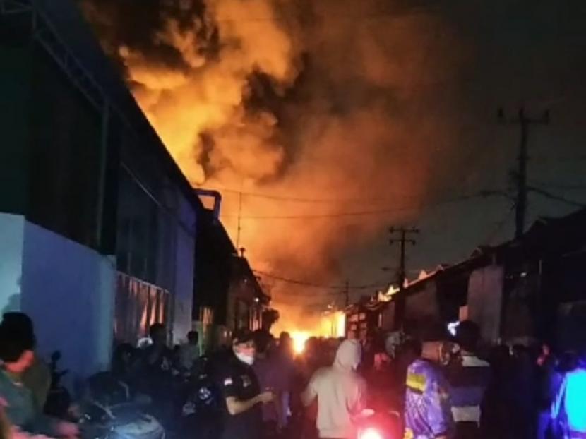 Kebakaran melanda sebuah pabrik di Jalan Kamal Raya, Kelurahan Tegal Alur, Kalideres, Jakarta Barat, Kamis (29/4) malam. 