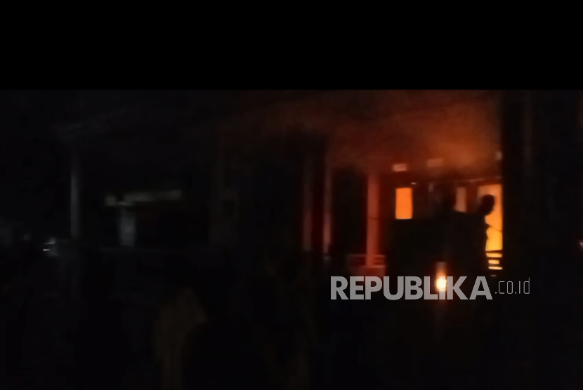 Kebakaran melanda sebuah rumah warga di Dusun Kliwon, Desa Kalimanggis Kulon, Kecamatan Kalimanggis, Kabupaten  Kuningan, Ahad (20/7/2025) malam. 