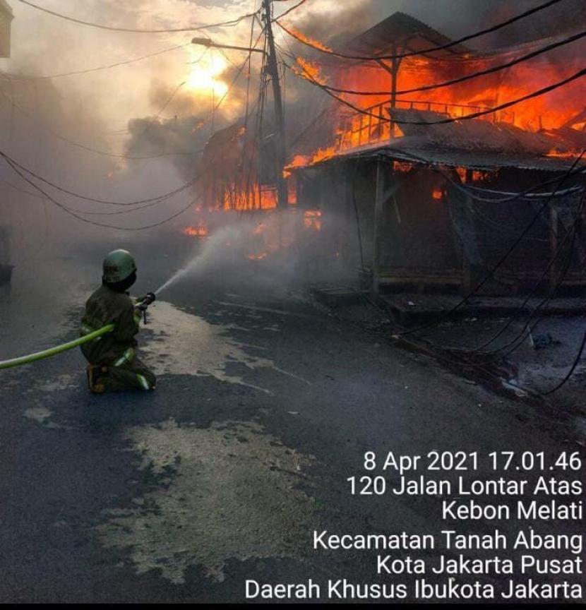 Kebakaran melanda sejumlah bangunan di Jalan Sabeni Raya, tepatnya di Pasar Kambing, Kelurahan Kebon Melati, Tanah Abang, Jakarta Pusat, Kamis (8/4) sore.