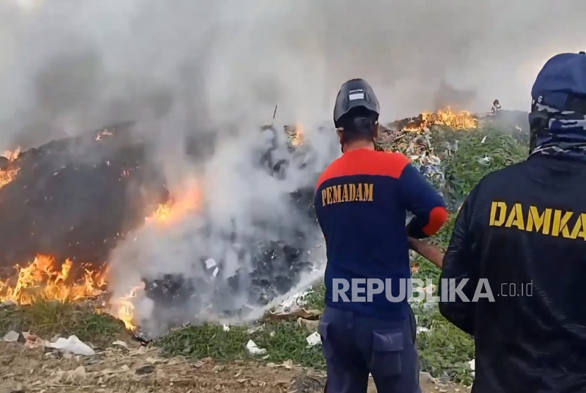 Kebakaran melanda Tempat Pembuangan Akhir sampah (TPA) di Desa Heuleut, Kecamatan Kadipaten, Kabupaten Majalengka, Ahad (19/10/2025).  