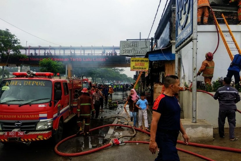 Kebakaran menghaguskan lima kios pedagang dekat pusat perbelanjaan Depok Town Square (Detos) di Jalan Margonda, Kota Depok, Selasa (17/12) sekira pukul 06.37 WIB.