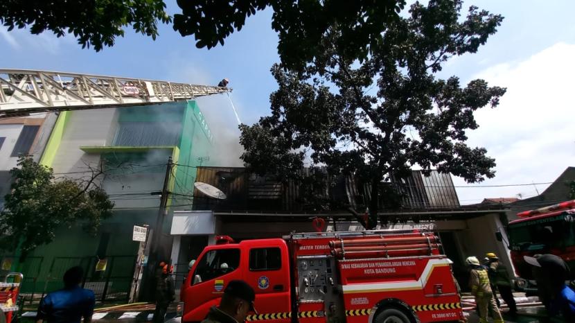 Kebakaran menghanguskan dua unit toko sepatu dan tas di Jalan Cibaduyut, Kota Bandung, Kamis (8/8/2024) siang. Puluhan petugas terpantau masih berjibaku untuk memadamkan api yang menghabiskan toko. 