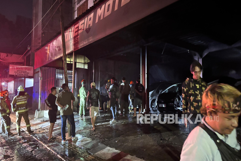 Kebakaran menghanguskan sebuah bangunan showroom mobil di Jalan Cikawao, Kota Bandung, Selasa (24/6/2025) dini hari. Akibatnya, bangunan showroom ludes terbakar termasuk dua mobil dan satu sepeda motor yang berada di area tersebut. 