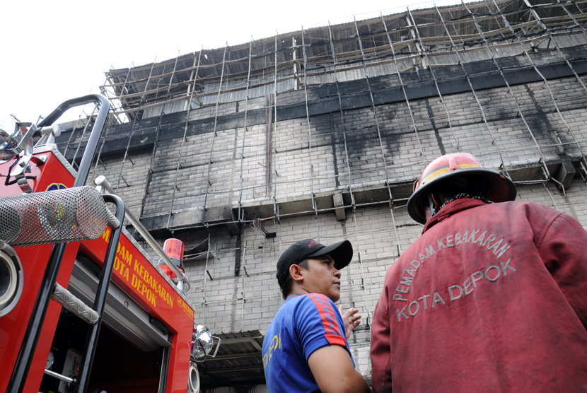  Kebakaran menghanguskan sisi kanan belakang gedung pusat perbelanjaan Margo City di Depok, Jawa Barat, Ahad (22/3). (foto : MgROL_34)