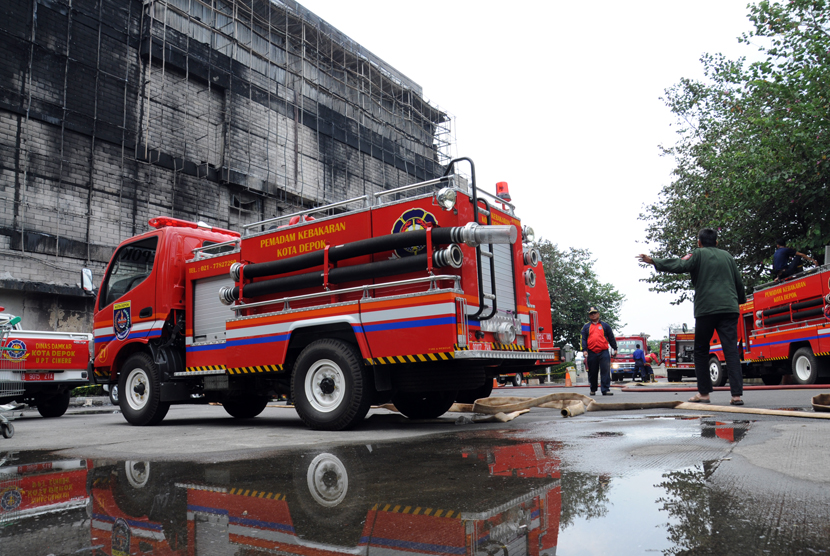  Kebakaran menghanguskan sisi kanan belakang gedung pusat perbelanjaan Margo City di Depok, Jawa Barat, Ahad (22/3). (foto : MgROL_34)