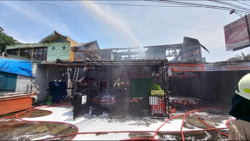 Kebakaran menghanguskan tiga bangunan bengkel dan 13 kamar kontrakan di Jalan Sekelimus Utara, tepatnya di jalur Jalan Soekarno Hatta, Kota Bandung, Selasa (15/10/2024)