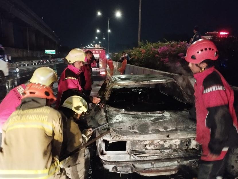 Kebakaran mobil sedan Corolla yang terjadi di tol arah Pasirkoja, kilometer 130 A, Padaleunyi, Jumat (15/9/2023) malam menyebabkan satu orang pengemudi tewas.