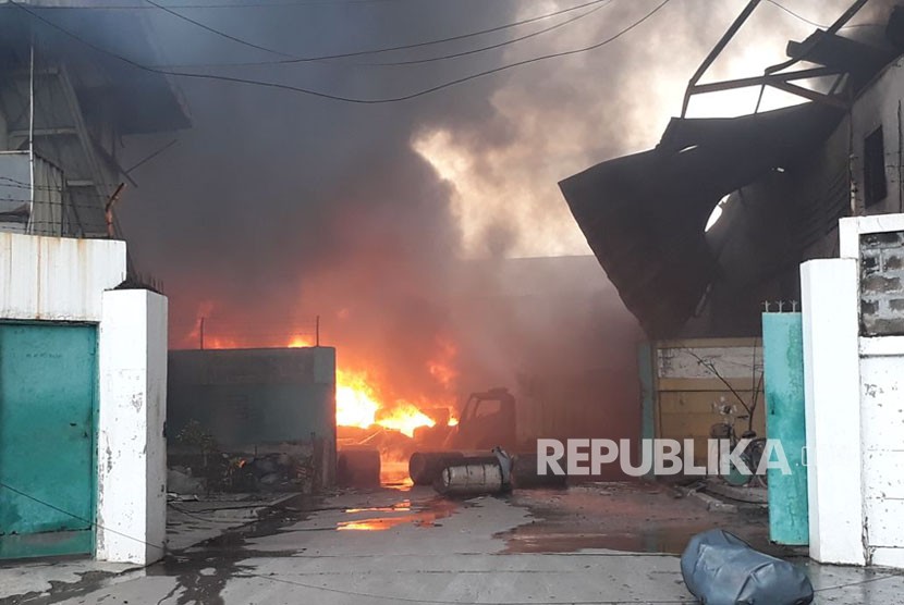 Kebakaran pabrik Tinner di Kawasan  kampung Cikoneng, Kelurahan Manis Jaya, Jatiuwung, Kota Tangerang, Jumat (17/11).