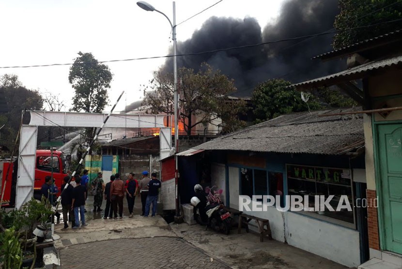 Kebakaran pabrik Tinner di Kawasan  kampung Cikoneng, Kelurahan Manis Jaya, Jatiuwung, Kota Tangerang, Jumat (17/11).