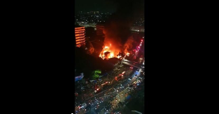 Kebakaran Pasar Gembrong, Ahad (24/4/2022). Penyebab kebakaran kawasan Pasar Gembrong Jakarta Timur belum diketahui   