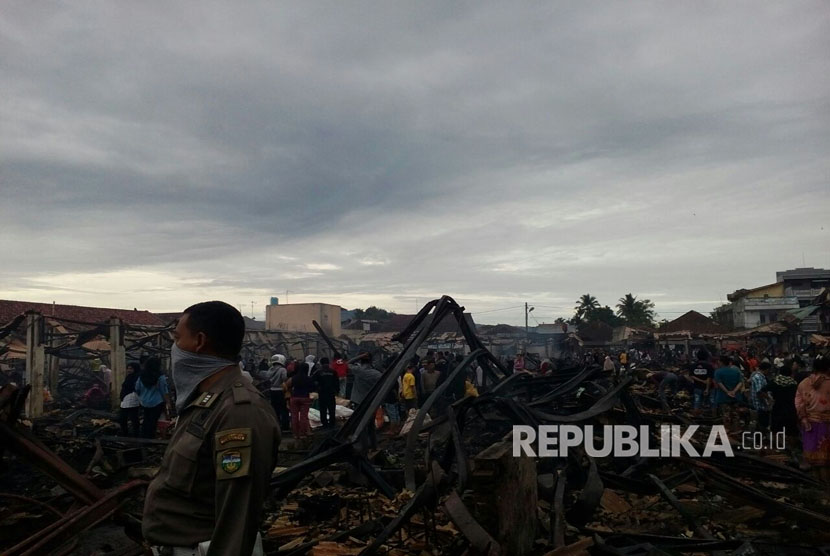      Kebakaran pasar Manonjaya di Desa Manonjaya, Kecamatan Manonjaya, Kabupaten Tasikmalaya padam pada Rabu, (15/3) pagi. 432 kios hangus terbakar.