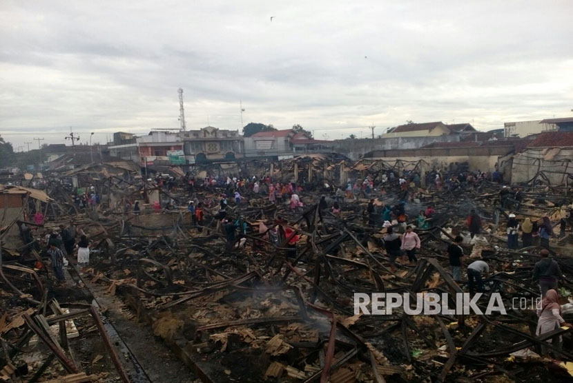      Kebakaran pasar Manonjaya di Desa Manonjaya, Kecamatan Manonjaya, Kabupaten Tasikmalaya padam pada Rabu, (15/3) pagi. 432 kios hangus terbakar.