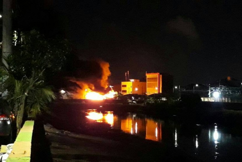 Kebakaran pemukiman di Jalan Citarum Atas, Cideng Tanah Abang Jakpus dalam proses pemadaman, Ahad (25/6), malam.. 