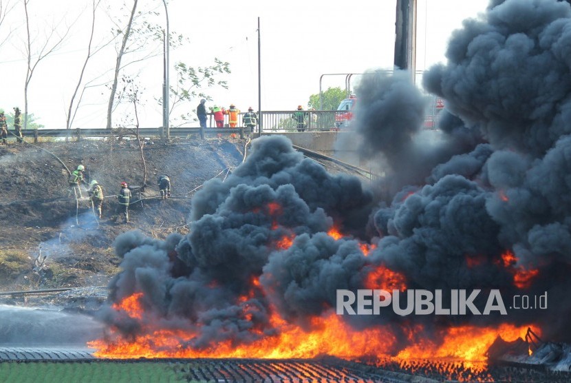 Kebakaran pipa Pertamina dilokasi proyek pembangunan Kereta Cepat Indonesia-Cina (KCIC), di Kampung Mancong, Kelurahan Melong, Kecamatan Cimahi Selatan, Kota Cimahi, Selasa (22/10).